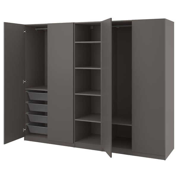 Ein grauer PAX-Kleiderschrank mit drei zu öffnenden Türen, die Einlegeböden und Netzschubladen freigeben. Das Design ist modern und funktional für die Lagerung.