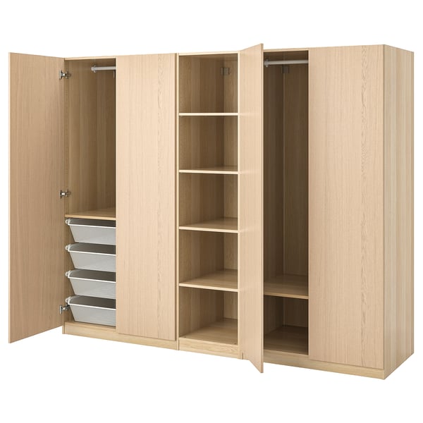 PAX-Kleiderschrank aus hellem Holz offen mit Regalen, Körben und Kleiderstange.
