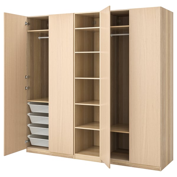 PAX-Kleiderschrank aus hellem Holz mit offenen Türen, Regalen und Körben.