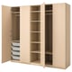 PAX-Kleiderschrank aus hellem Holz mit offenen Türen, Regalen und Körben.