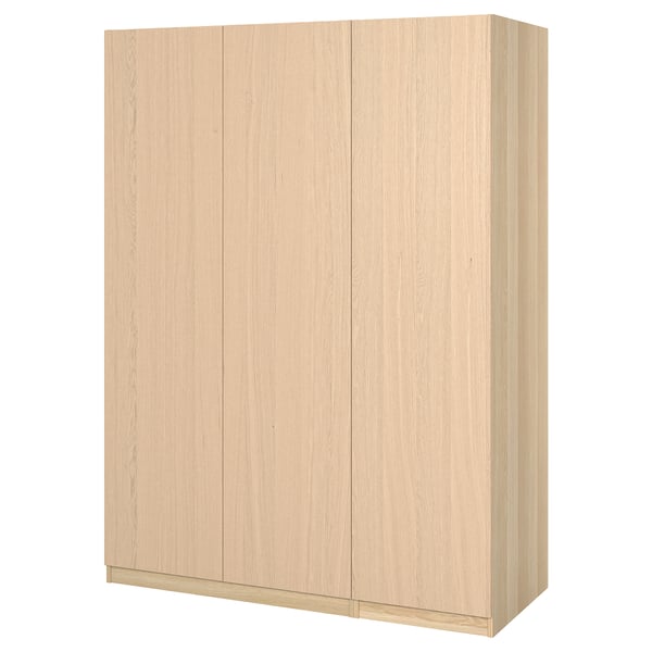 Ein heller PAX-Kleiderschrank aus Holz. Sein einfaches, rechteckiges Design umfasst zwei große Türen mit klaren, minimalistischen Linien.