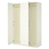 Ein offener weißer IKEA PAX-Kleiderschrank mit sichtbaren Scharnieren und Regalen.