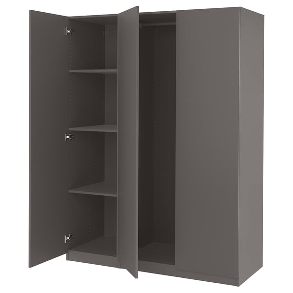 Ein grauer Ikea PAX-Kleiderschrank mit offenen Türen, die den Blick auf die Regale freigeben.