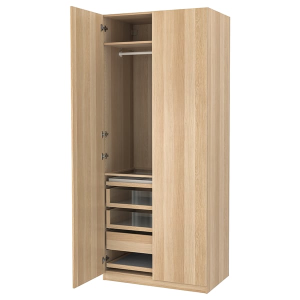 Offener hellbrauner Holzschrank mit Schubladen und Regal.
