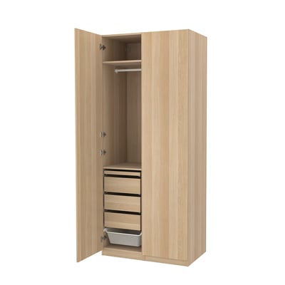 Hellbrauner PAX-Kleiderschrank aus Holz mit offenen Türen, mit Aufhängestange, Schubladen und Netzkorb.