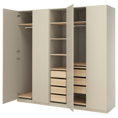 Ein offener beiger PAX-Kleiderschrank mit Regalen, Schubladen und einer Kleiderstange mit modernem Design und praktischen Aufbewahrungslösungen.