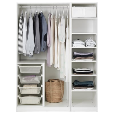 Organisierter Kleiderschrank mit hängenden Hemden, gefalteter Kleidung und Mesh-Aufbewahrungskörben.