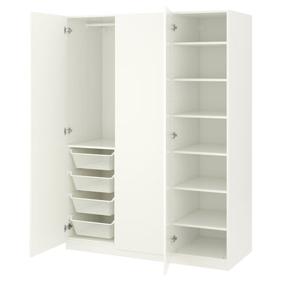 Dieses Bild zeigt einen weißen Ikea PAX-Kleiderschrank mit offenen Türen, die Regale und Netzkörbe freigeben.
