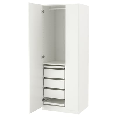 Ein weißer PAX-Kleiderschrank mit offener Tür, der den Blick auf die Regale im Inneren freigibt.