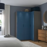 Blauer Kleiderschrank: modernes Design mit geriffelter Textur. Größe: hoch, passt zwischen Fenster und Schubladenschrank. Hergestellt aus Spanplatten und Papierfolie.
