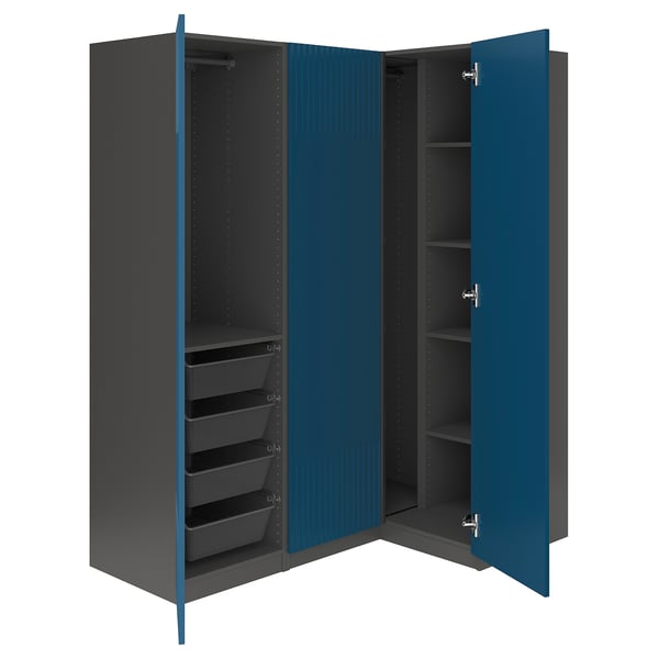 Dunkelblauer PAX-Kleiderschrank, hoch, lässt sich öffnen, um Regale und Netzkörbe zu zeigen.