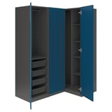 Dunkelblauer PAX-Kleiderschrank, hoch, lässt sich öffnen, um Regale und Netzkörbe zu zeigen.