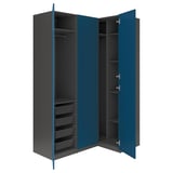 Moderner grau-blauer PAX-Kleiderschrank mit Regalen und Schubladen, schlankes Design.