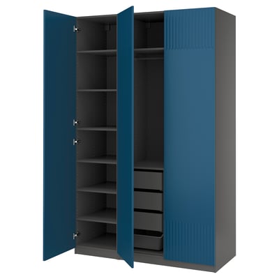Ein blauer PAX-Kleiderschrank mit offenen Türen, die im Inneren verstellbare Regale freigeben. Das moderne Design, eine strukturierte Oberfläche und Metallscharniere.