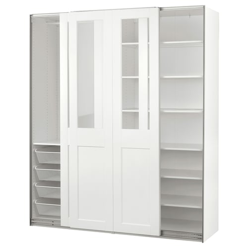 Ein weißer PAX-Kleiderschrank mit Glastüren und Metallgitterkörben. Es Schiebetüren und Regale zur Aufbewahrung.