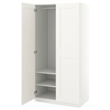 Weißer Kleiderschrank PAX; schlankes, minimalistisches Design; Zwei Türen, leere Regale und eine Aufhängestange.