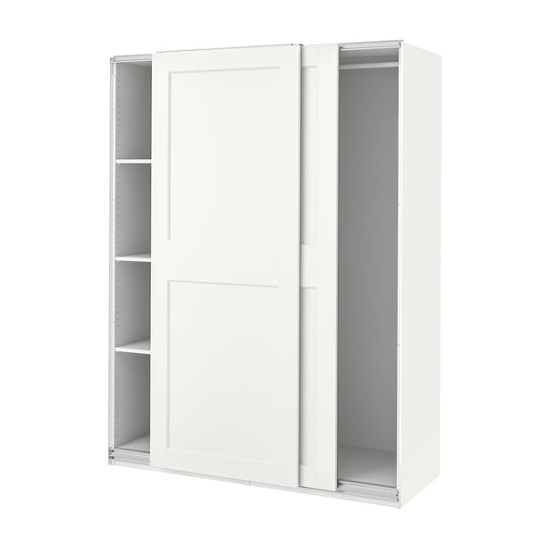 Ein weißer PAX-Kleiderschrank mit Schiebetüren und Innenregalen. Es ist modern und minimalistisch.