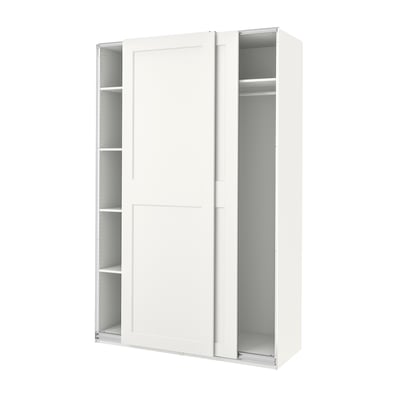Zeigt einen weißen PAX-Kleiderschrank mit Schiebetüren und leeren Regalen.