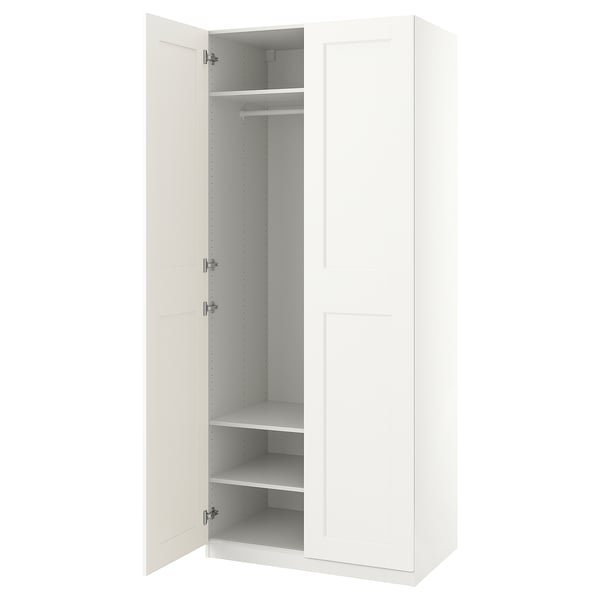 Weißer PAX-Kleiderschrank, schlank und schmal, offene Türen, die Regale und Schiene freigeben, schlankes, minimalistisches Design.