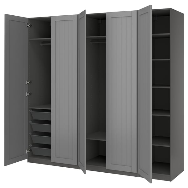 Ein offener grauer PAX-Kleiderschrank mit Regalen und Schubladen.