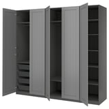 Ein offener grauer PAX-Kleiderschrank mit Regalen und Schubladen.