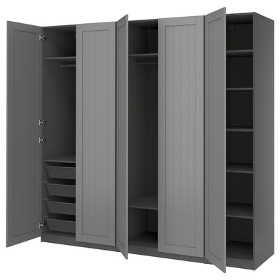Ein offener grauer PAX-Kleiderschrank mit Regalen und Schubladen.