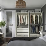 Schlafzimmer PAX Kleiderschrank mit hängender Kleidung, Schubladen und Netzkörben. Scharniere mit Dämpfern für sanftes Schließen.