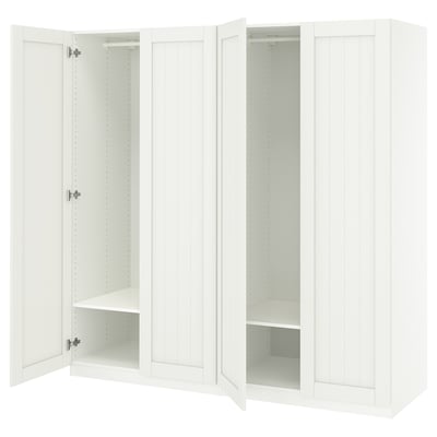 Dieses Bild zeigt zwei weiße ikea PAX Schränke mit offenen Türen, viel Stauraum und verstellbaren Scharnieren.