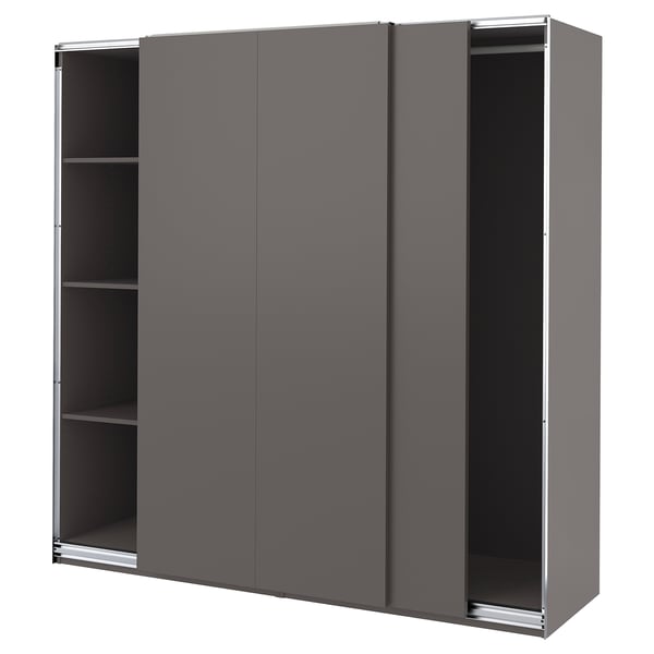 Ein grauer PAX-Kleiderschrank mit drei Schiebetüren und Regalen im Inneren.