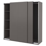 Ein grauer PAX-Kleiderschrank mit drei Schiebetüren und Regalen im Inneren.