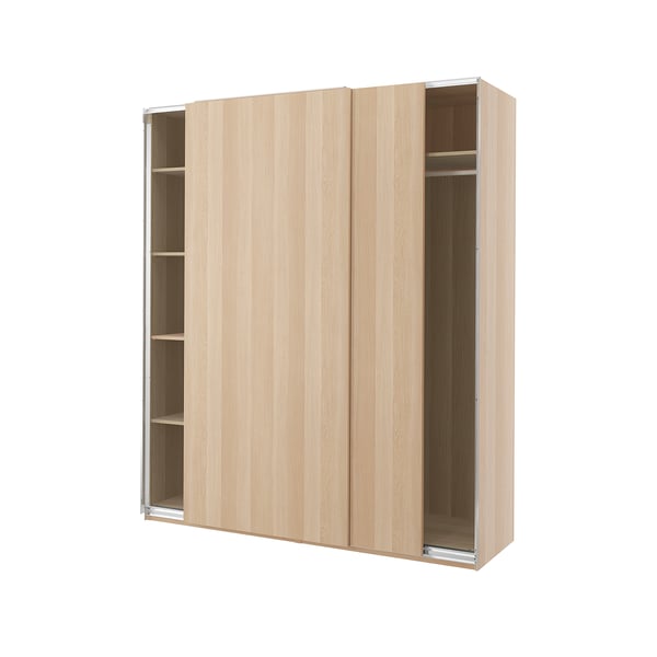 Ein beiger PAX-Kleiderschrank mit Schiebetüren aus Holz und Metall. Es hat einen offenen Bereich, der die Regale freigibt.