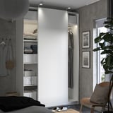 Modernes Schlafzimmer mit weißem Kleiderschrank, grauem Kopfteil, Holzstuhl und Pflanzen.