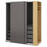 Ein IKEA PAX Kleiderschrank mit grauen Schiebetüren und einer hellen Holzseite. Es verfügt über Regale und Schubladen zur Aufbewahrung und bietet ein schlankes und organisiertes Design.