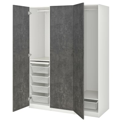 Ein offener weißer PAX-Kleiderschrank mit Schubladen, Regalen und Hängefläche.