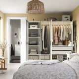 Schlafzimmer mit organisiertem PAX-Kleiderschrank, Spiegeltür und gezogener Stoffbettwäsche.