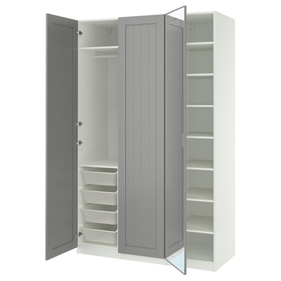 Weißer PAX-Kleiderschrank mit grauen Türen und verspiegelter Mitte, offen mit Regalen und Schubladen.