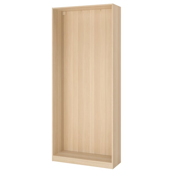 Ein ikea PAX Schrankrahmen, helleichenfarben, rechteckig, mit minimalistischem Design, hergestellt aus Spanplatten und Faserplatten.