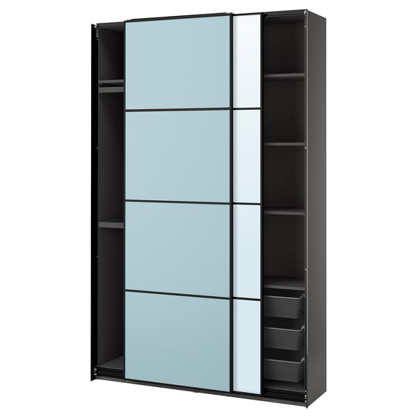 Ein schwarzer Ikea PAX-Kleiderschrank mit blau getönten Glasschiebetüren und offenen Regalen auf der rechten Seite.