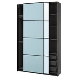 Ein schwarzer Ikea PAX-Kleiderschrank mit blau getönten Glasschiebetüren und offenen Regalen auf der rechten Seite.