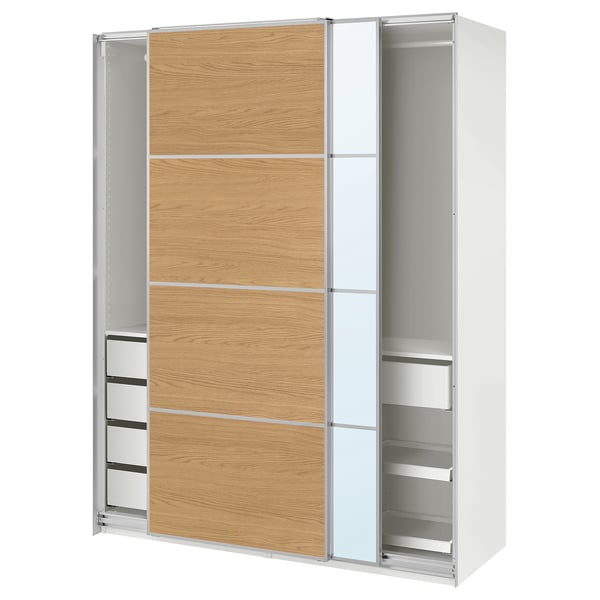 Moderner weißer IKEA PAX-Kleiderschrank mit hellen Holzschiebetüren, mit Regalen und Schubladen, einem eleganten und minimalistischen Design.