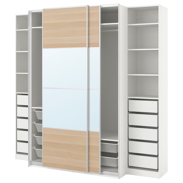 Weißer und hölzerner IKEA PAX-Kleiderschrank mit offenen, verstellbaren Regalen und Netzschubladen.