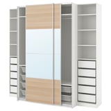 Weißer und hölzerner IKEA PAX-Kleiderschrank mit offenen, verstellbaren Regalen und Netzschubladen.