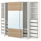 Moderner weißer PAX-Kleiderschrank mit verspiegelten Schiebetüren, Holzpaneel-Akzenten und mehreren Staufächern wie Regalen und Schubladen.