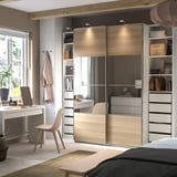 Schlafzimmer mit PAX-Kleiderschrank, Schiebetüren, weißen Schubladen, Spiegel, Schreibtisch und Stuhl. Oder, der Kürze halber: Schlafzimmer, PAX-Kleiderschrank, Schreibtisch, Stuhl.