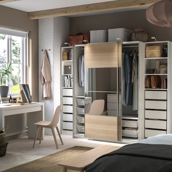 Modernes Schlafzimmer ein PAX-Kleiderschrank mit Schiebetüren und organisiertem Stauraum mit Regalen, Schubladen und Hängefläche.