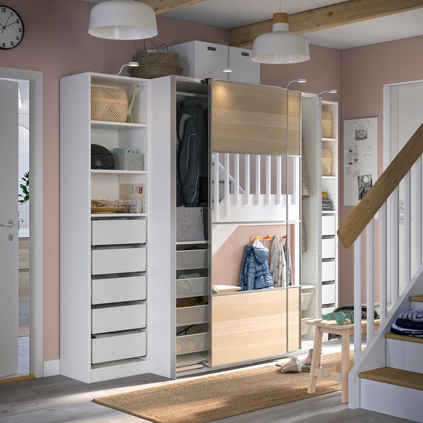 Weißer PAX-Kleiderschrank mit Schiebetüren, Regalen und Schubladen