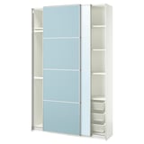Weißer Kleiderschrank mit blauen Schiebetüren, Regalen und Netzkörben.