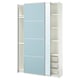 Weißer Kleiderschrank mit blauen Schiebetüren, Regalen und Netzkörben.