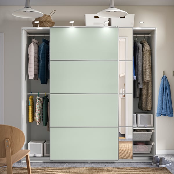 Moderner Schiebeschrank, PAX-Kollektion, mit internen Schubladen, Regalen und Kleiderstangen für Kleidung und Accessoires.