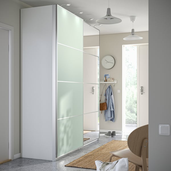 Moderner Kleiderschrank mit mattierten Türen, Stuhl auf Juteteppich.